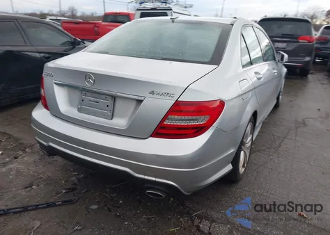 2012 Mercedes-Benz C 300 Sport 4Matic z USA, uszkodzony, nr VIN WDDGF8BB9CR192390